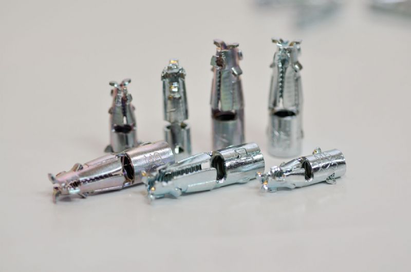 金属膨胀螺丝怎么用的?空小了放不进去,孔大了