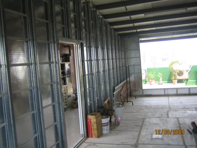 鐵皮屋＊陽台改建＊陽台凸窗＊不銹鋼防盜窗＊氣密窗＊鋁門窗＊採光罩＊遮雨棚＊花棚＊隔音窗＊玻璃屋＊玻璃自動門＊車庫＊車棚＊其它改建工程 - 20090805010458_777591640.jpg(圖)