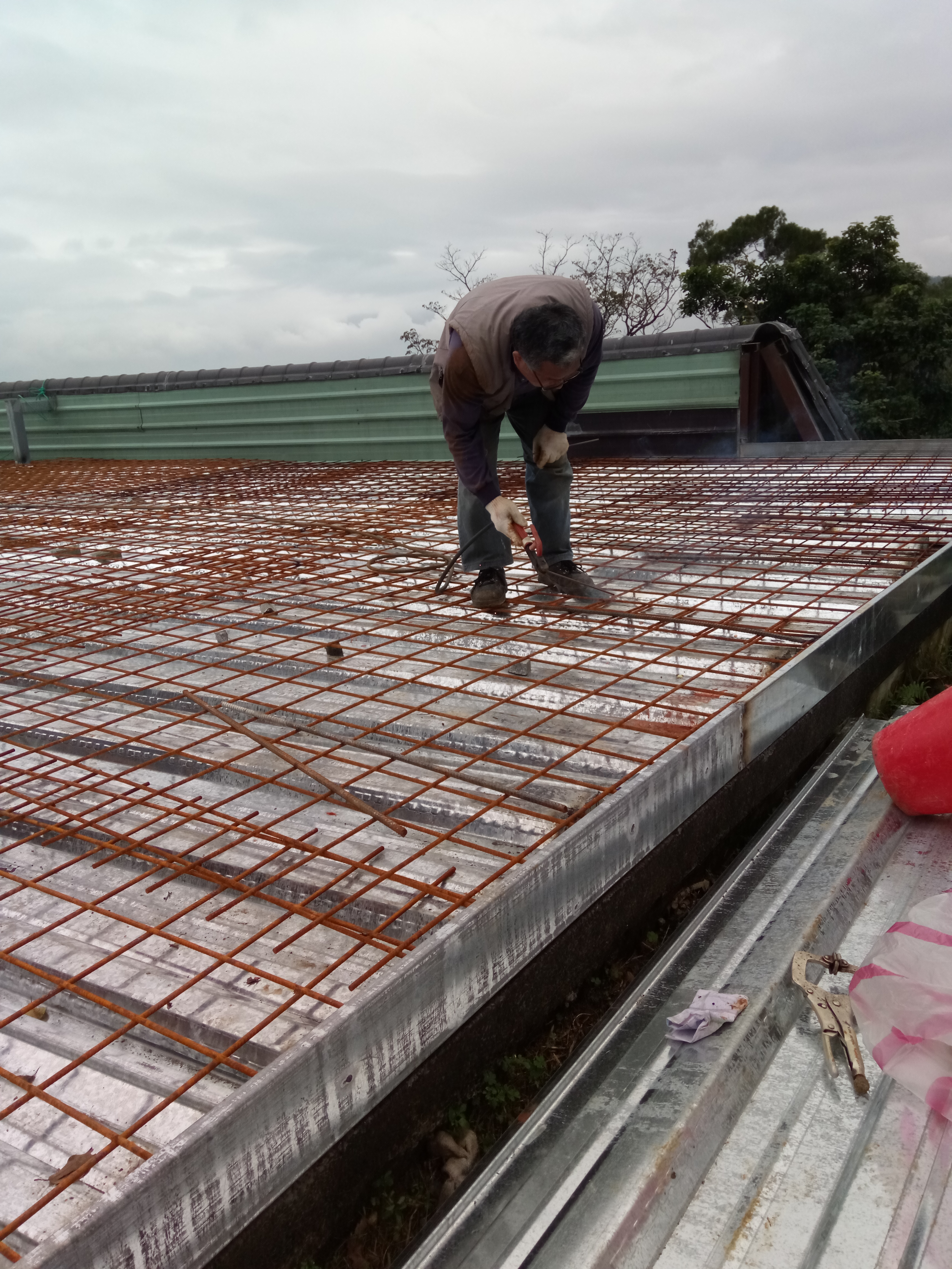 屋頂浪板軌道門電動捲門修理 琉璃鋼瓦鐵屋烤漆鋼板防水 - 20090904200932-891726742.jpg(圖)