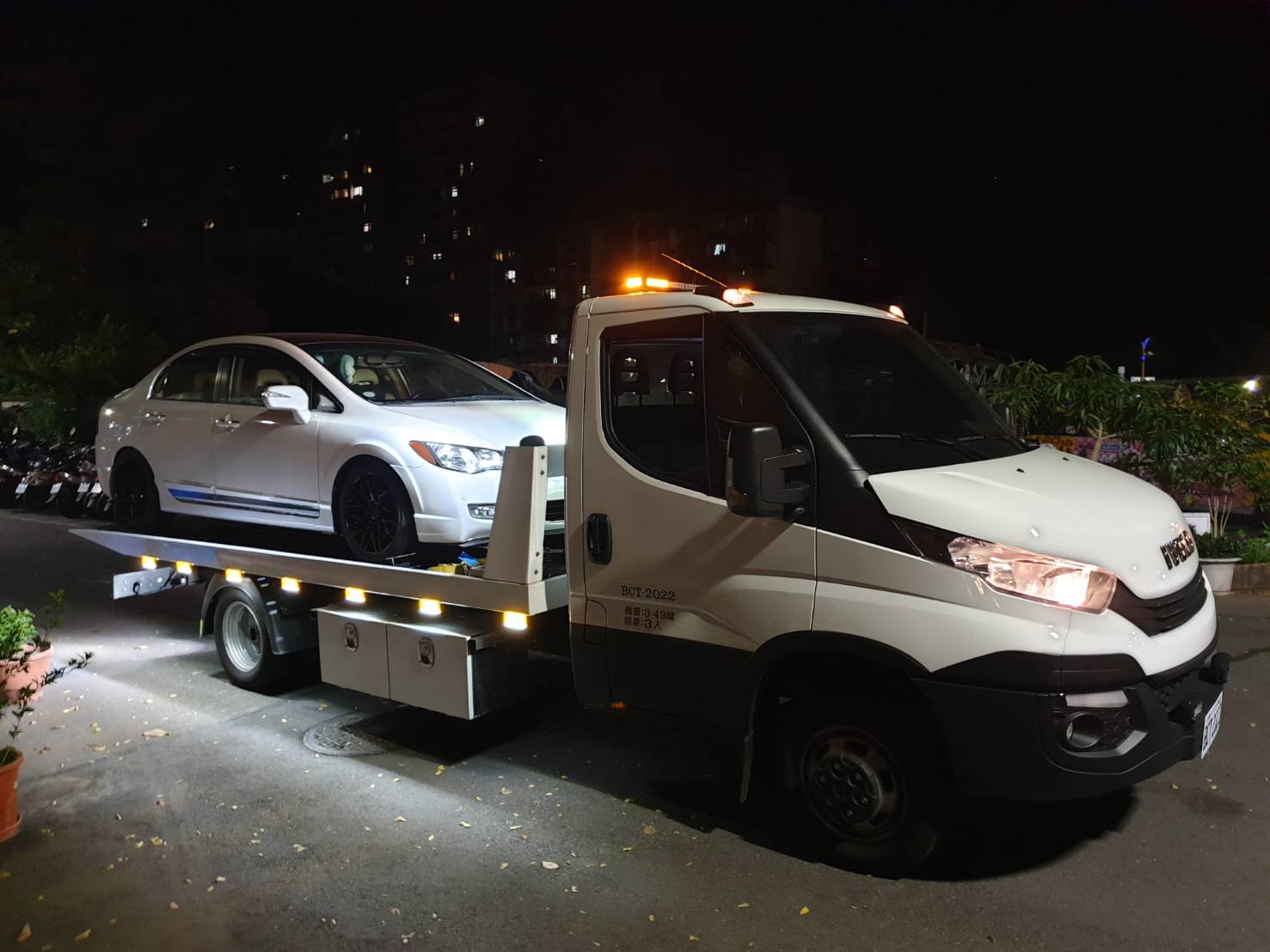 半夜在外車輛拋錨需要拖車救援-緊急道路救援-拖吊車服務-先報價再派車 - 20221208234022-514123743.jpg(圖)