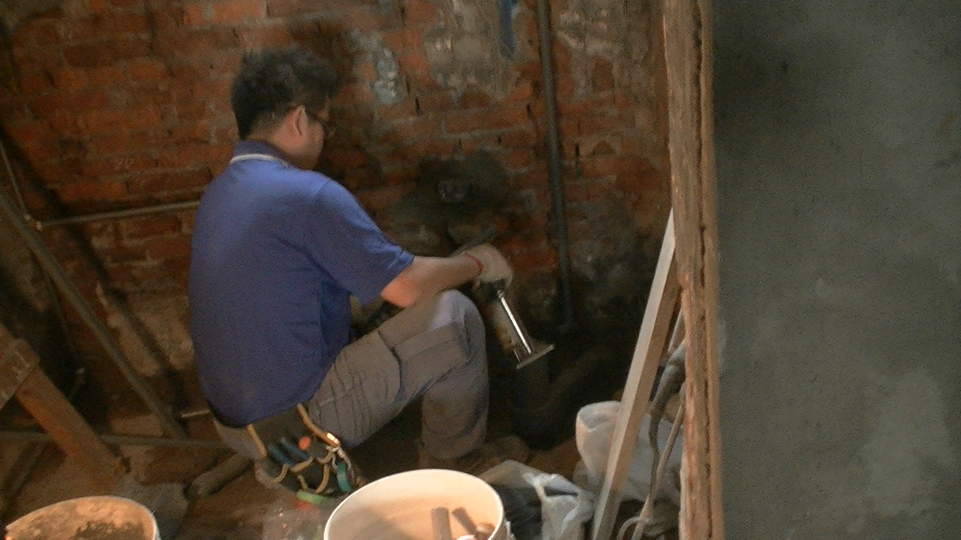 俊晟工程行.中壢市.內壢市，平鎮市,各式房屋室內外裝修統包工程,浴室修改，防水抓漏，油漆粉刷，泥作工程，水電工程，拆除清運，室內設計，套房設計，舊屋翻新，地磚工程，防水工程，油漆工程，門窗工程 - 20140521020846-609779723.JPG(圖)