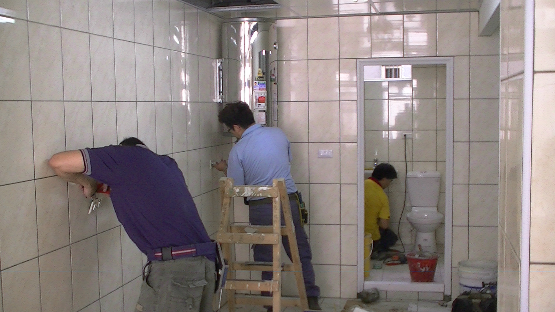 俊晟工程行.中壢市.內壢市，平鎮市,各式房屋室內外裝修統包工程,浴室修改，防水抓漏，油漆粉刷，泥作工程，水電工程，拆除清運，室內設計，套房設計，舊屋翻新，地磚工程，防水工程，油漆工程，門窗工程 - 20140521020846-609867515.JPG(圖)