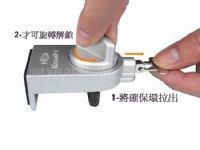 尋寶新天地*[日本進口]鋁門窗落地窗氣密窗兒童安全鎖防墜鎖防墜器防盜鎖防盜器-確保環型(小)*大樓公寓防小朋友誤開窗戶防墜樓.居家防竊賊小偷色狼.可預留窗型冷氣機安裝及通風空間.免鑰匙免工具免破壞門窗_圖片(3)