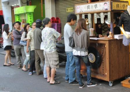 ●爽就來試喝加盟說明會訊息● 逢甲夜市必喝飲品!!!當日銷售突破1000包!!!!!!  - 20110615152430_124781390.JPG(圖)