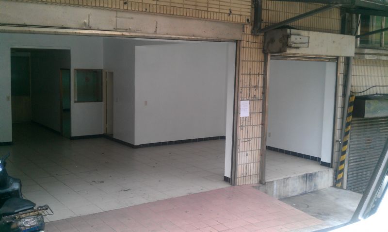 1+2樓70坪.公司.補習班.住辦皆可.門口可停3部車.屋況一級棒.歡迎參觀.黃先生0913-798090. - 20110915132529_66114291.jpg(圖)