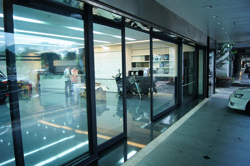 棋凱鋼鋁設計--玻璃屋、採光罩、穿梭管、鋁格柵、防盜門窗、鍛造大門、店面門 - 20120211084614-330251984.jpg(圖)