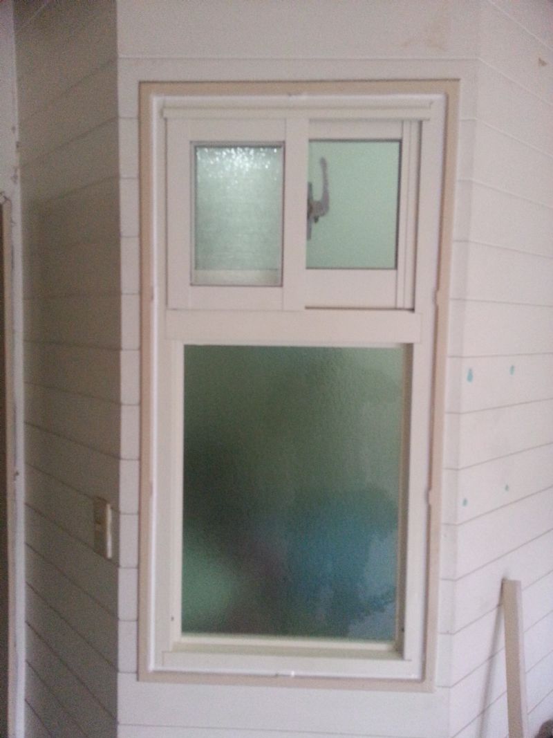 久偉鋁門窗氣密隔音窗陳先生0913827909南港五堵東湖大直舊莊內湖汐止松山南港三重路訂做氣密隔音窗不繡鋼玻璃門無法開關捲軸隱藏式折摺疊紗窗修理鐵門鐵窗紗門紗窗強化桌面酒櫃玻璃浴室塑鋼門  - 20121128000301_971258812.jpg(圖)