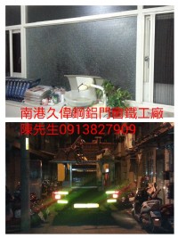 台北市永吉路在半夜強化玻璃忽然爆破裂緊急處理用吊車先封木板以免玻璃掉落砸傷路人和車子找南港久偉不銹鋼鐵鋁門窗鐵工廠專家達人陳先生0913827909紗窗玻璃鏡子訂做欄杆扶手不銹鋼鐵門焊接修理松山南港內_圖片(1)