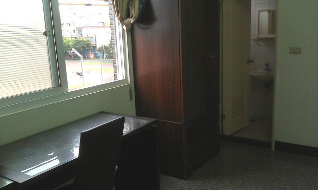 中壢南亞學區套房 對外窗可直視園區操場!  另有一間5000套房    劉先生0915958728 - 20130219170457_264858786.jpg(圖)