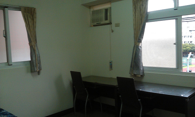 中壢南亞學區套房 對外窗可直視園區操場!  另有一間5000套房    劉先生0915958728 - 20130219170457_264867986.jpg(圖)