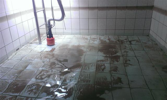 台中洗水塔,清洗水塔,清洗自來水塔,清洗蓄水池,清洗白鐵水塔,服務專線:0800-866663 - 20161126232416-174462430.jpg(圖)