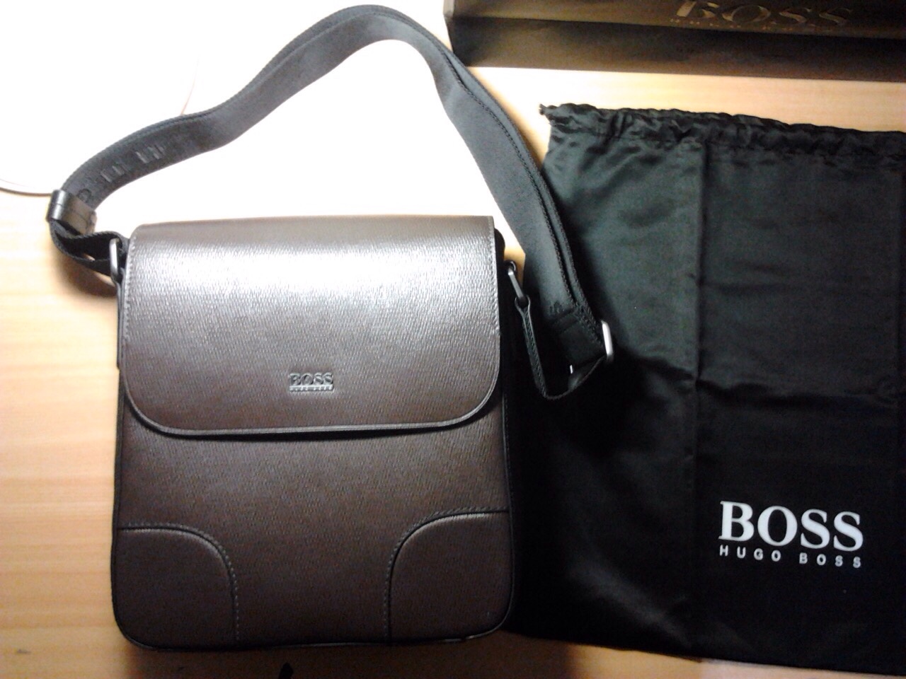 Hugo Boss 硬殼斜背包/ 深咖啡/ 全新品/ 正品/ 質感/ 可面交 - 20150330231740-728786739.jpg(圖)