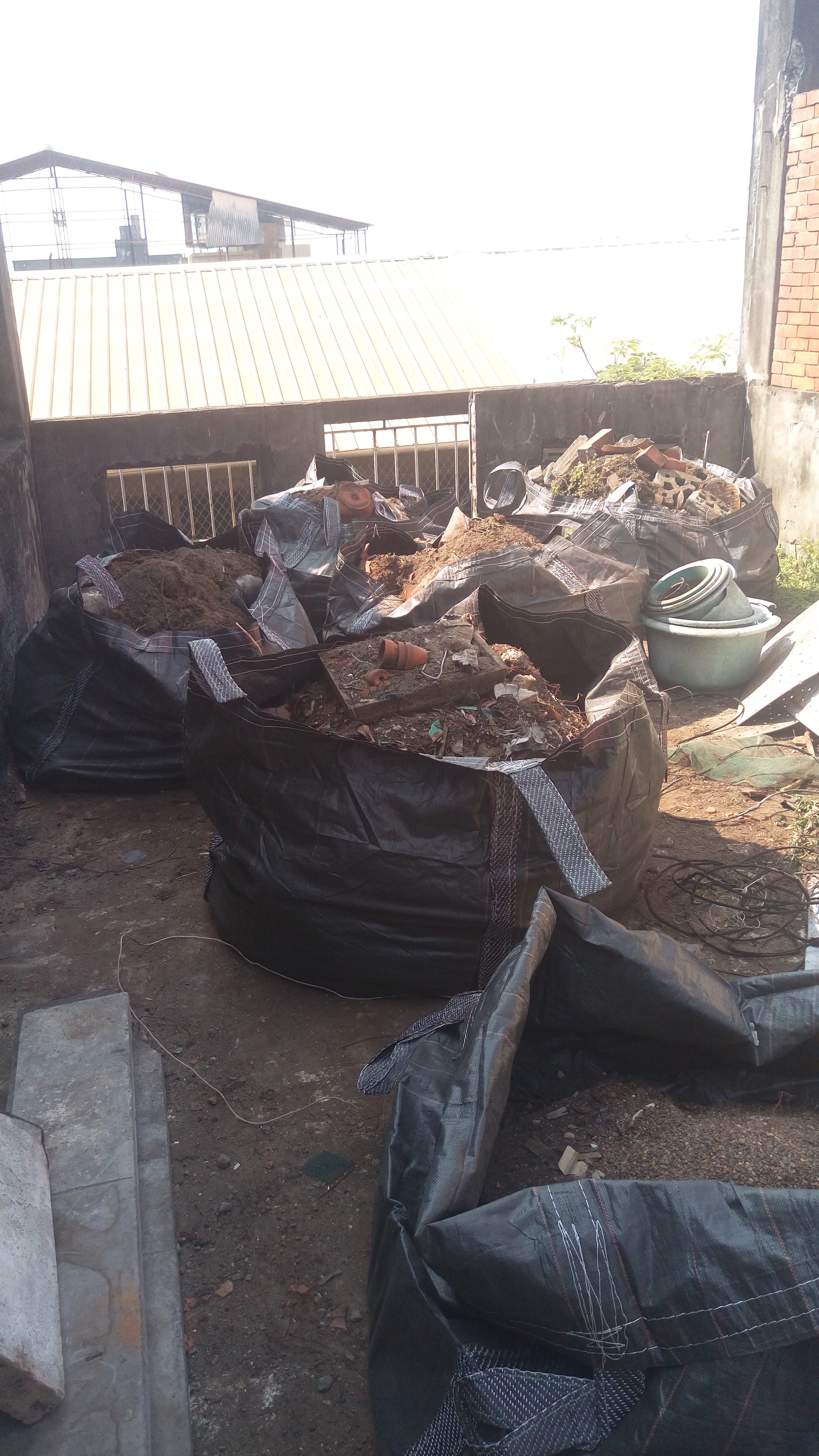 代客大掃除 您還在為了 清運垃圾裝潢拆除在煩惱嗎？專業廢棄物清運 裝潢拆除 代客服務幫忙清運房客留下來的垃圾 　請找建騰專業優質搬家公司 - 20171026212351-24580745.jpg(圖)