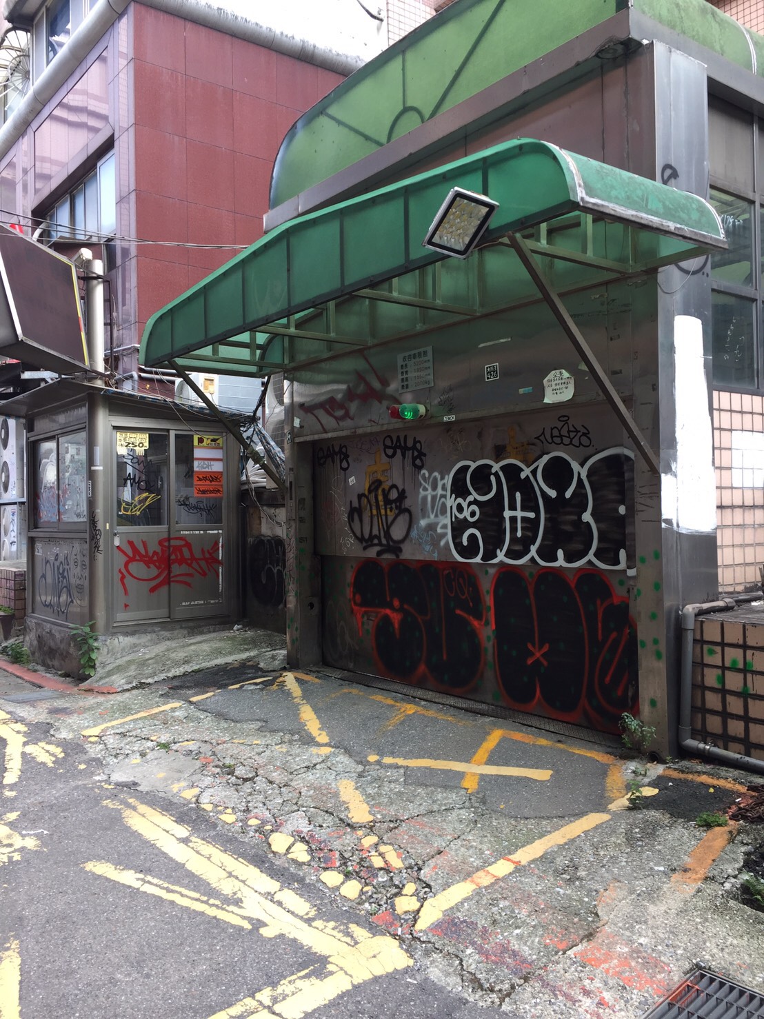 台北市東區精華地段敦化南路一段187巷提供便宜的停車位(空間夠大可停二輛) - 20171108174128-134629041.jpg(圖)