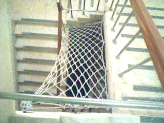 安全網---安全網措施工程,樓梯安全網,居家安全網 ,幼稚園遊樂場安全措施,防鳥網 - 20090528000045_441295546.jpg(圖)