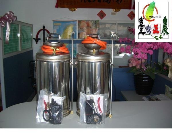 【台灣正農】8公升、10公升圓桶氣壓式不鏽鋼噴霧器/噴霧桶(防治登革熱,預防腸病毒) - 20100201212601_31314812.jpg(圖)