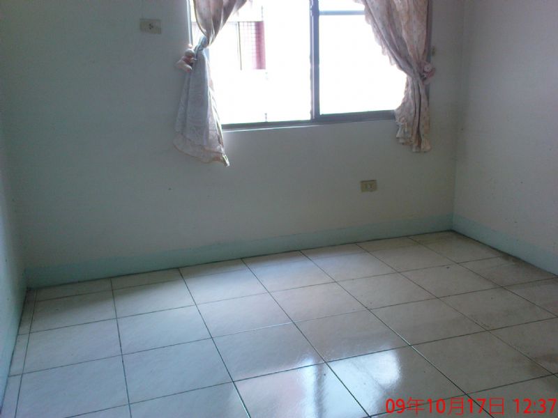 3+1房漂亮格局採光佳 看屋請洽李小姐０９３８３７５９６８謝謝您的光臨！ - 20091018091658_829292156.JPG(圖)