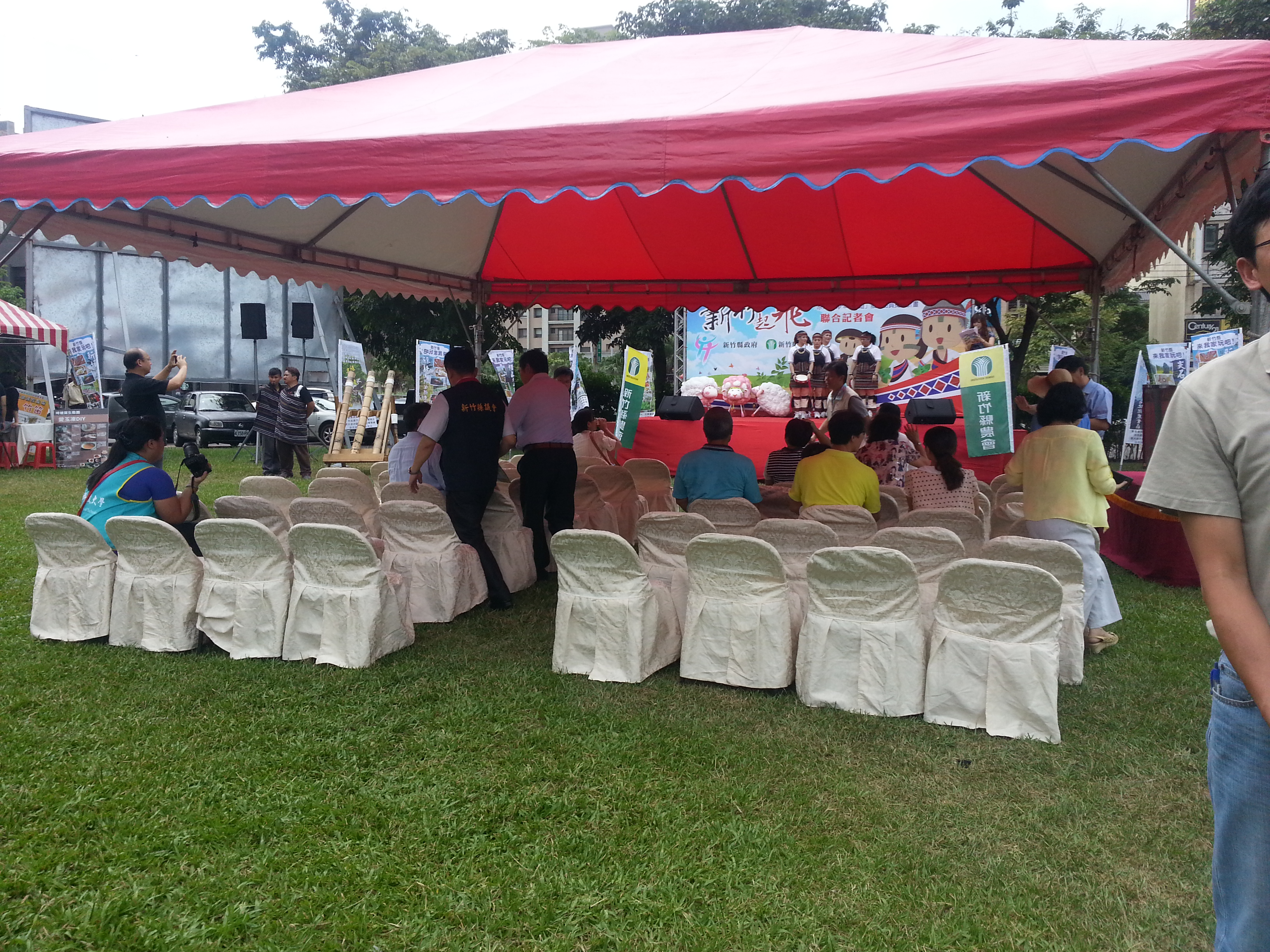 台北縣市,地方活動,活動器材出租舞台燈光音響金字塔帳宮廷帳帝王帳造型truss會議桌靠背椅塑膠椅接龍帳展覽工程紅地毯紅絨圍籬發電機玻璃圓桌休閒桌組大圖輸出精靈創意活動器材聲光行  各式活動器材出租 - 20130617142740-640718225.jpg(圖)