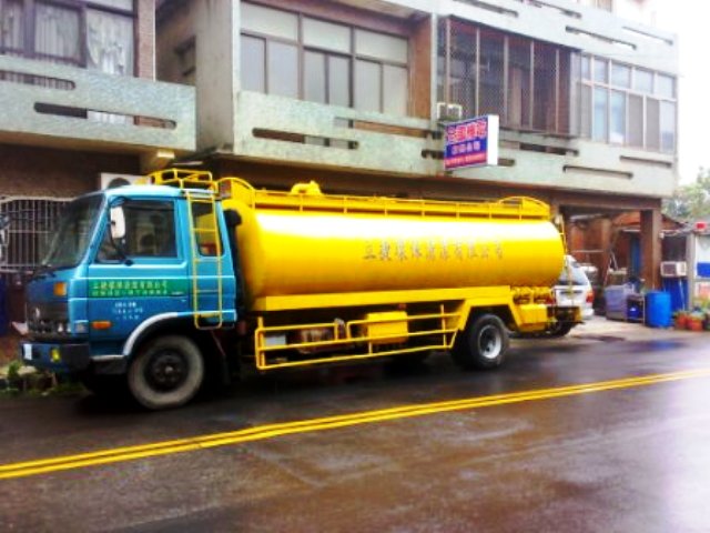 通水管、通馬桶、抽水肥、抽化糞池、清洗水塔、美國里奇通管機、通水泥管『不通免費』保固7天、台中彰化。 - 20100107021103_652426687.jpg(圖)