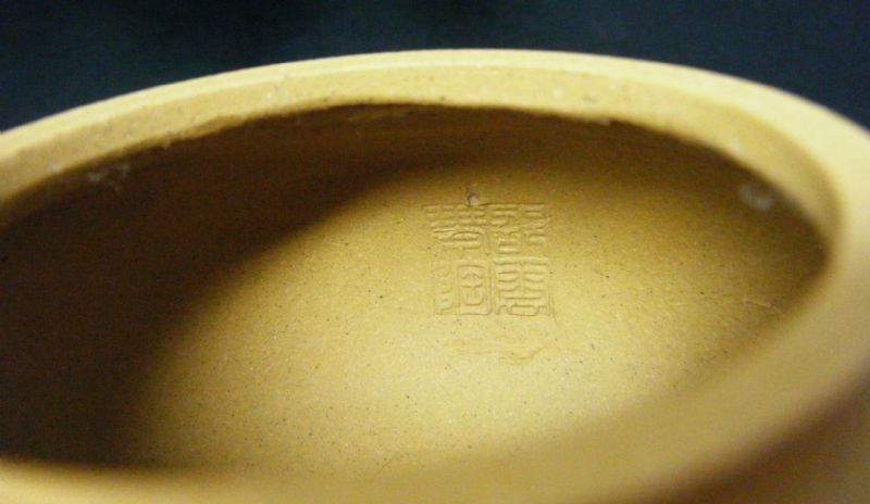 ◕ 吉福 美品 ◕ 紫砂壺 國家級 工藝師 邵雲琴 清心花貨 金黃段泥月下瀟湘壺 壺內有款(保真)附親筆簽名證書=T-20 - 20130427213310_69780375.jpg(圖)