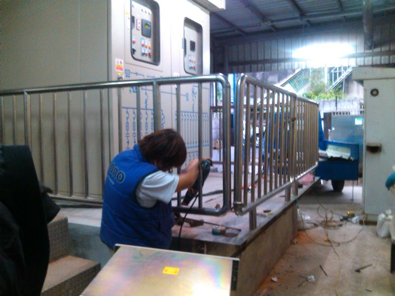 鑫鴻工程行 不鏽鋼防盜窗.不鏽鋼防盜門.採光罩. 鐵皮屋、雨庇樓梯 鍛造鐵門鐵窗.欄杆.雨棚.鋁門窗 0953066038 曾先生 - 20130222195713_534493796.jpg(圖)