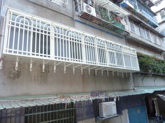 鑫鴻工程行 公司專營 : 不銹鋼門電捲門 防盜窗 花架 彩色鋼板 水槽 電動捲門 雨棚 採光罩 鐵架 室內設計修改 拆除清運 鋁門窗 鋼木門,屋頂採光罩 0953066038  - 20130227171307_956513375.jpg(圖)