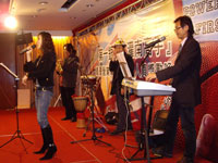 企業尾牙爭相邀請的現場演奏樂團~結婚妳最大《婚禮顧問,婚禮樂團,會場佈置,婚禮小物,新娘秘書,婚禮主持,婚禮音樂,婚禮演奏,婚禮紀錄》 - 20100122160810_148496125.jpg(圖)